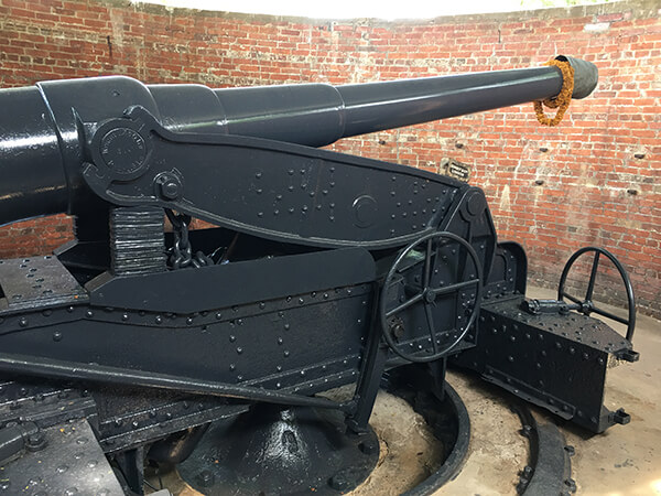 要塞の中には大砲が展示されています