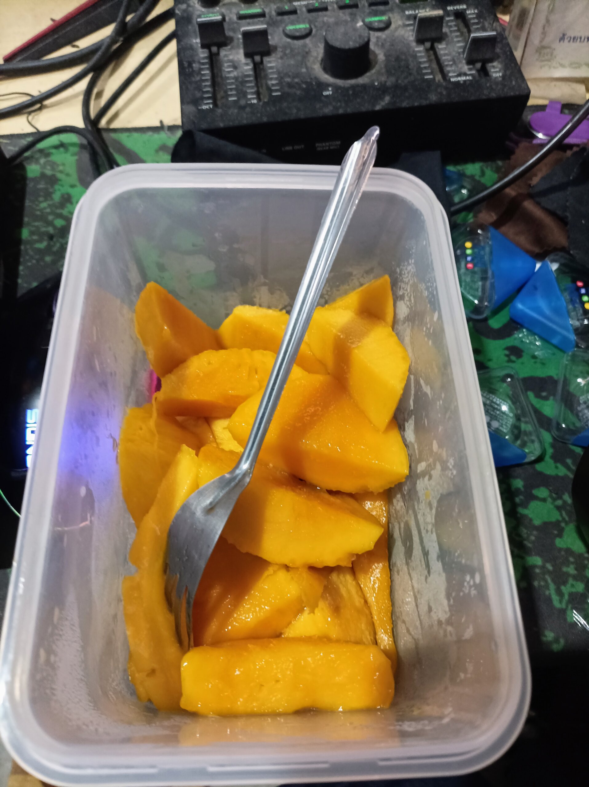冷蔵庫で冷やしたマンゴー。毎日食べてもあきません。
