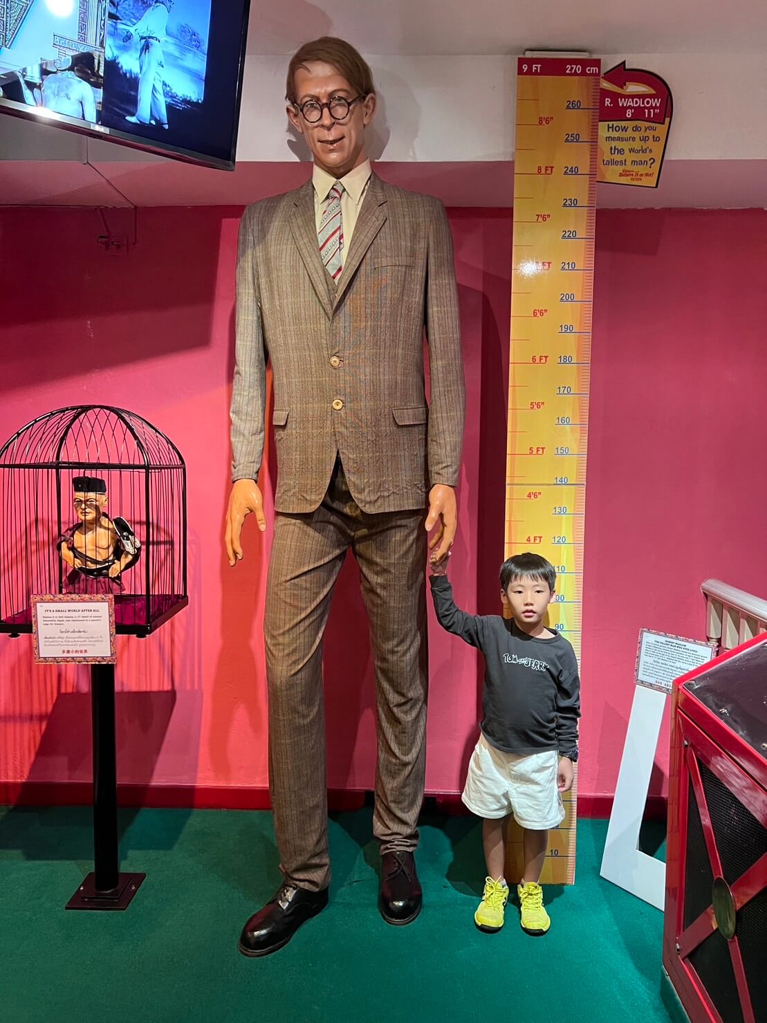 世界一背の高い人の等身大のマネキン