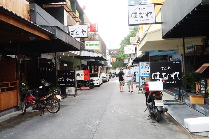 同じソイに本店、はなれ、別館の3店舗が別々にある
