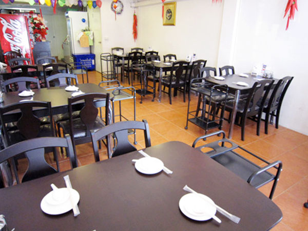 ソイ33店の店内。庶民的な雰囲気で、2階では大勢で宴会するのにもよい