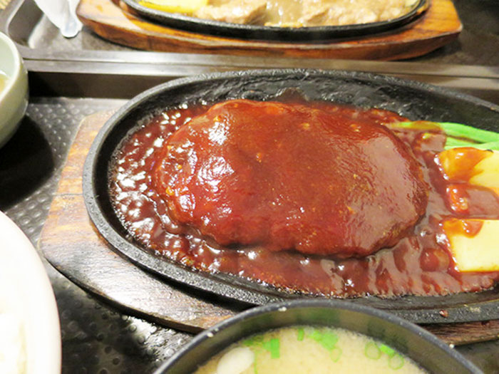 ハンバーグ定食は懐かしい日本の洋食の味