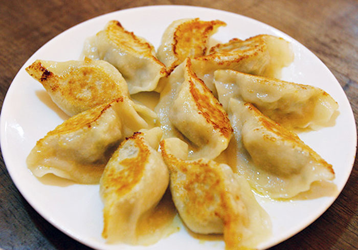 焼き餃子は10個で79バーツ。マーボー豆腐、チンジャオロースなど日本人の好きなメニューも