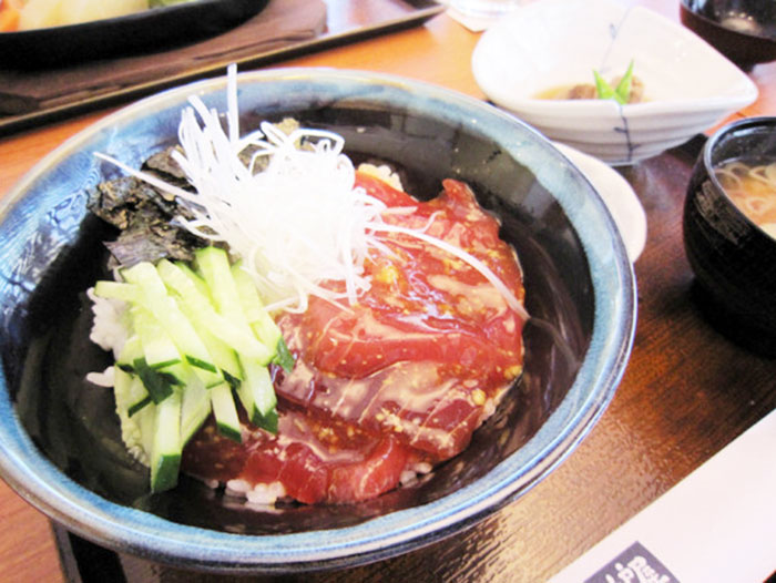 まぐろの漬け丼はセットで339バーツ