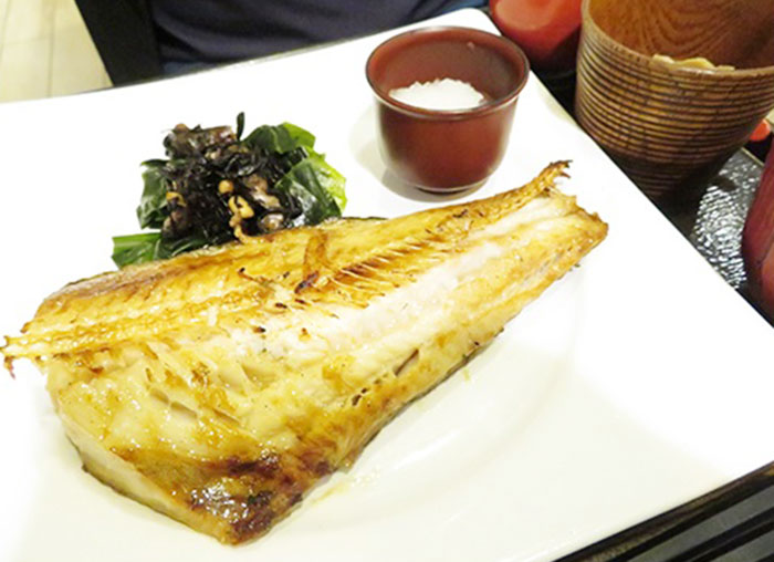 脂ののった、しまホッケ炭火焼き定食389バーツ