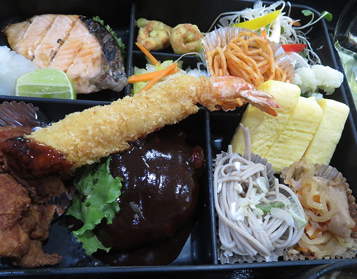プリプリのエビフライ、ハンバーグ、唐揚げ、しゃけ、玉子焼などが入った幕の内弁当A 250バーツ