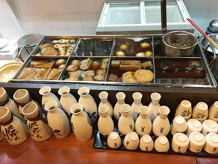 トンロー食堂のカウンターにデンとおでんが置かれている