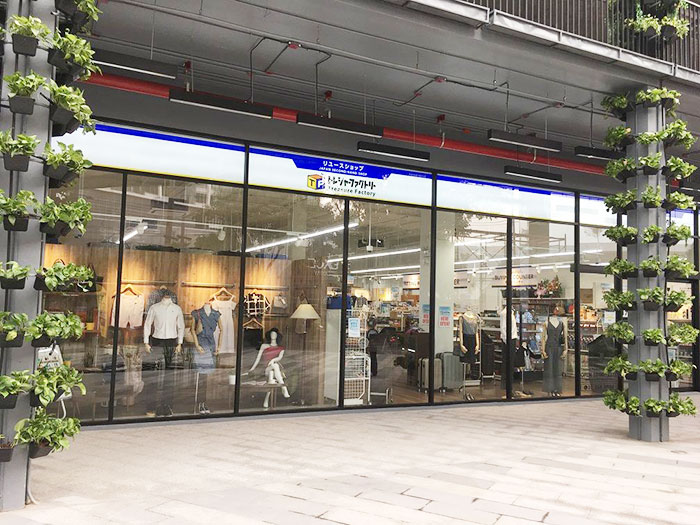 BTSプラカノン駅前にあるサマーヒルの、目立つ場所に出店