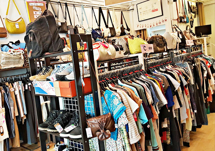 店内は日本人が使っていた不用品が並び、どれもクオリティーは日本で使われているものだ