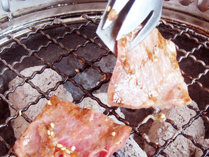 肉のほかシーフードも食べ放題メニューにあり、炭火で焼いたアツアツが食べられる