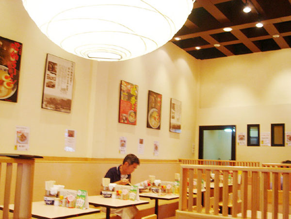 1人で食事をするのにも快適な店内(スリウォン店)