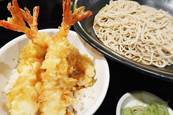 えび天丼と冷たいそば2玉で十分おなかいっぱい