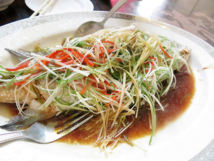 豪華に魚を丸ごと一匹使った料理