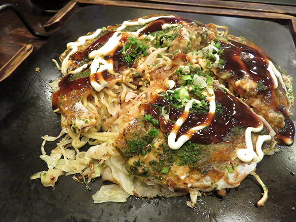 とってもボリュームがあり、そば入りが基本のお好み焼き