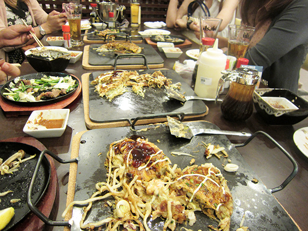 お好み焼きは、焼いたものを鉄板で出してくれる