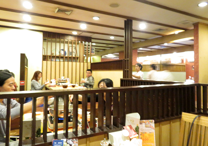 プラカノンの本店は、ゆったりとったテーブル席なので、落ち着けます