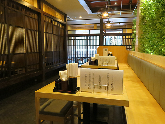 ソイ33の1号店は落ち着いた店内で、テーブル席や個室の席(左手)がある