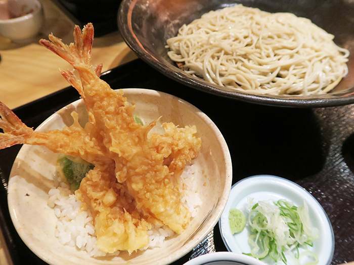 えびが3本も入ったえび天丼とそば2玉のセット270バーツ