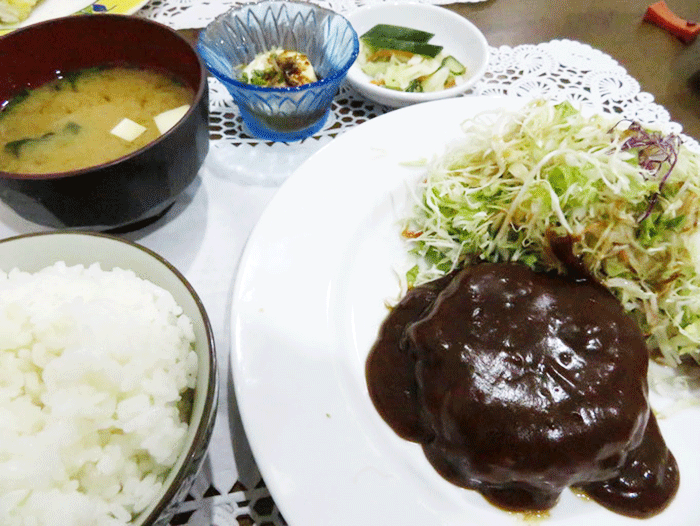ハンバーグ定食。揚げ物のほか、豊富な洋食メニューもある