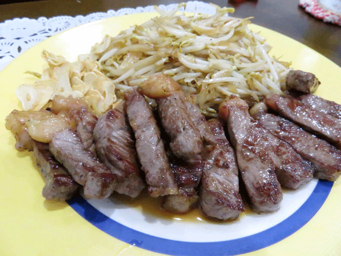ハンバーグ定食。揚げ物のほか、豊富な洋食メニューもある