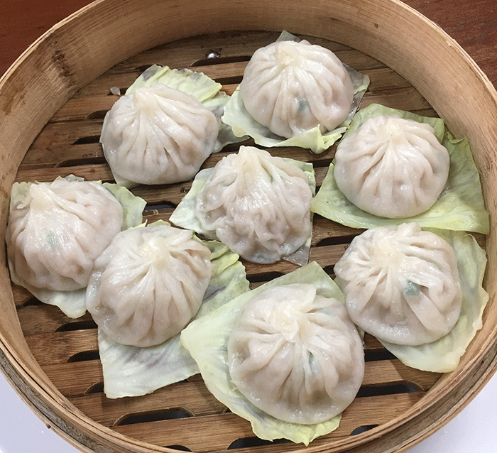 看板メニューの小籠包は豪華な蟹入りのものもある