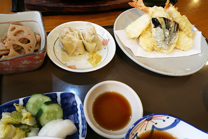 ボリュームもあるランチセットの天ぷら定食。これにさらにそばが付く
