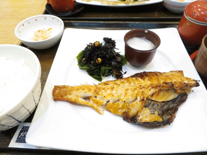 ホッケや焼き魚セットは日本で食べる味!