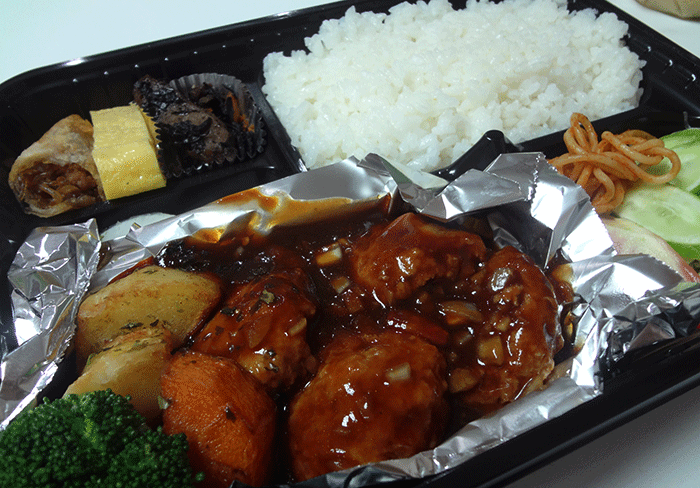 煮込みミニハンバーグ弁当 200バーツ