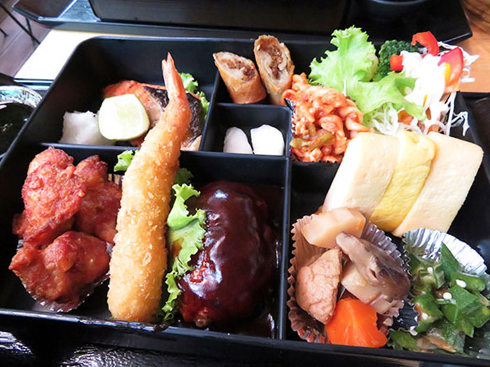 豪華で幕の内弁当定食。これにご飯とみそ汁がつく