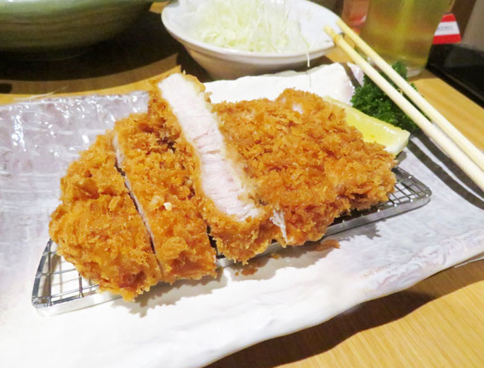 ジューシーなロースかつ。キャベツ、ご飯はおかわり無料