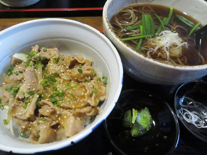 お得で種類豊富なそばセット。そのほか居酒屋メニューも多数