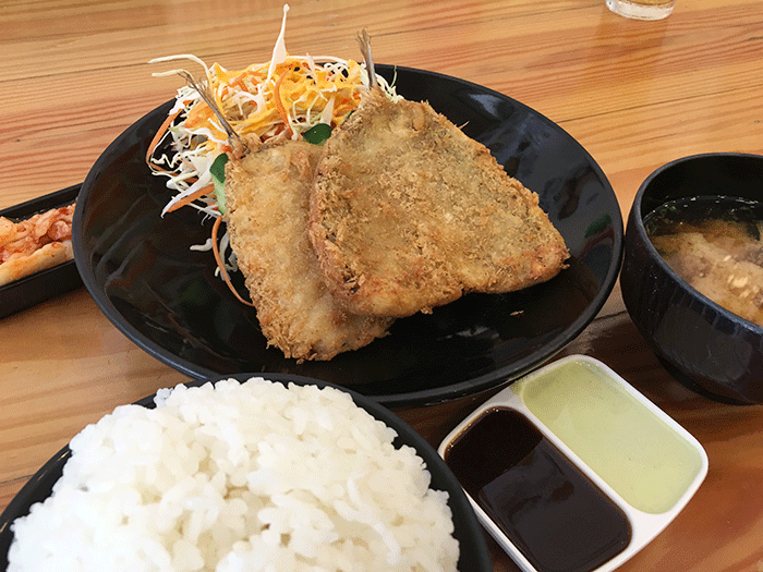 ご飯も山盛りのアジフライ定食
