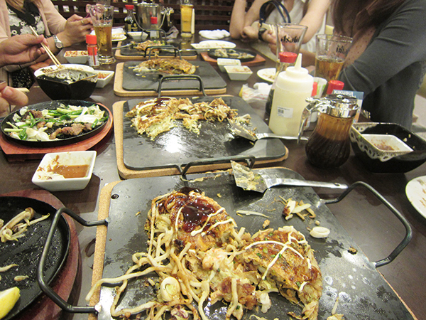 小さい鉄板のまま出してくれるので、焼き上がりを堪能できる
