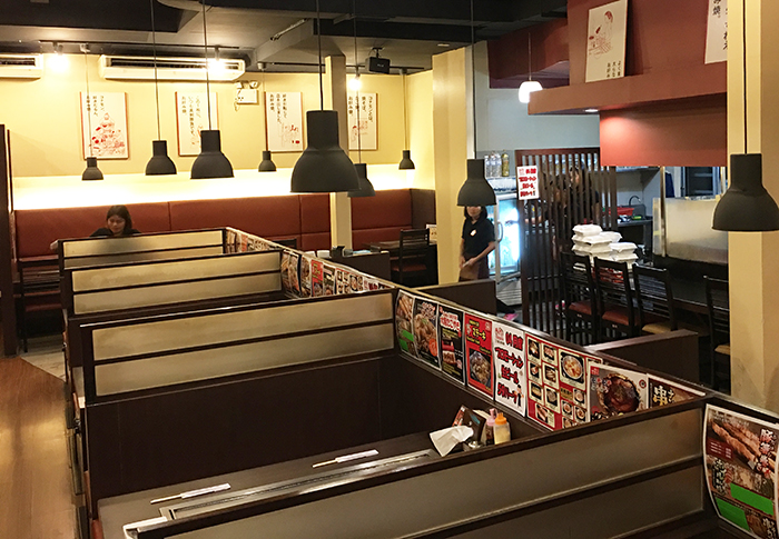 店内はボックス席で落ち着ける