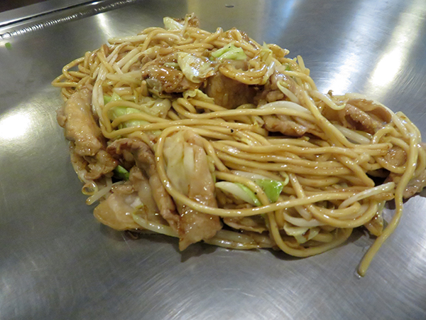 焼きそばはソースが絡んで、本場で食べる味