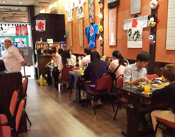 下町風の雰囲気ある店内