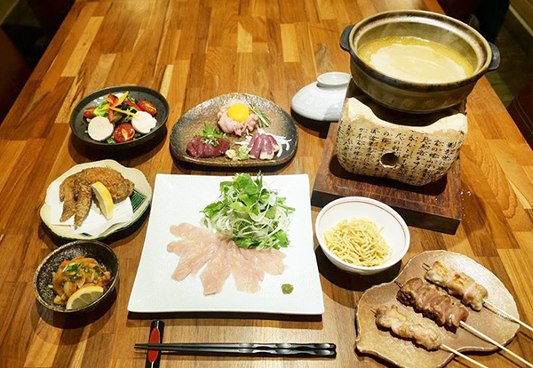 1人1000バーツ++の鶏しゃぶコースは、2時間飲み放題付き
