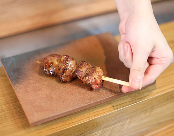 1つ1つ、職人がていねいに焼くやきとり