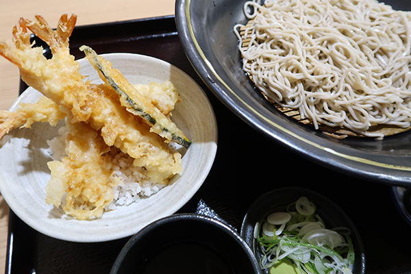 海老天3本が入った天丼とそば2玉のセット 270バーツ