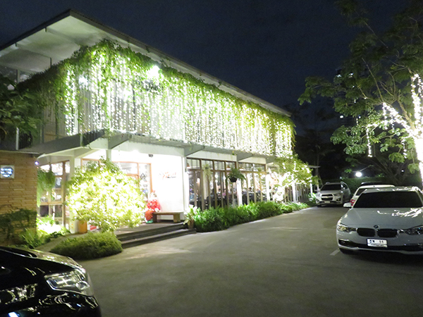 豪華な外観で、駐車場も多数停められる
