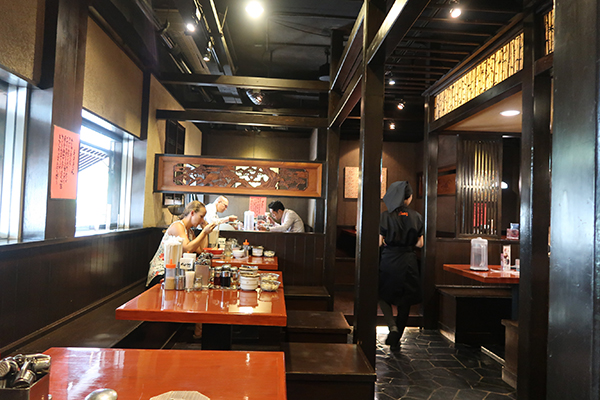 スクムビット・ソイ39本店の店内。外国人、タイ人の来客も多い