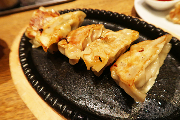 鉄板でやって来る餃子は5つ90バーツ
