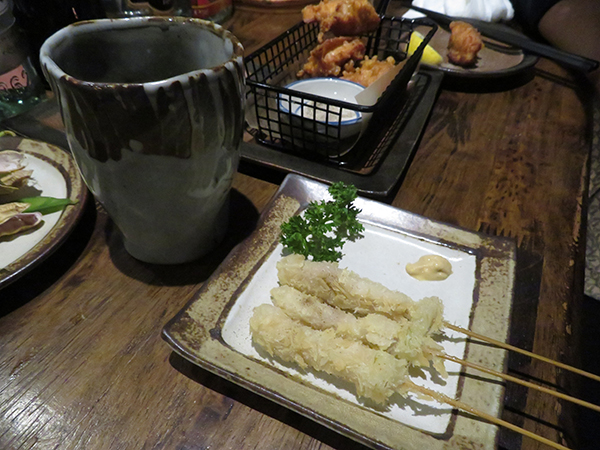 2度付け厳禁のタレをつけて食べる、懐かしい串カツ