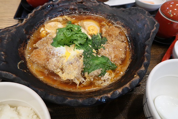 豚ロースの玉子とじ土鍋定食 289バーツ