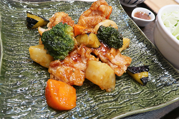 日本で一番人気の、鶏と野菜の黒酢あん定食 299バーツ