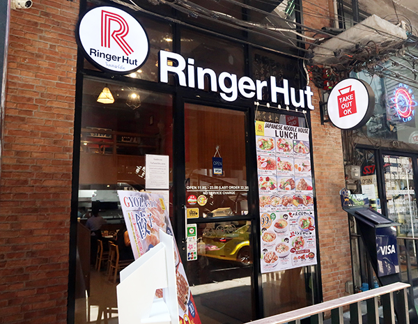 BTSプロンポン駅直下の店舗