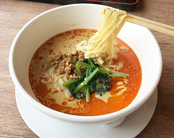 麻婆丼、デザートが付いた担々麺セット 330バーツ がお勧め