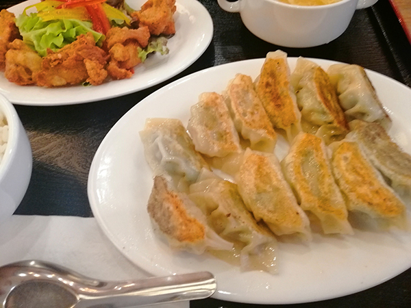 餃子定食は、餃子12個で食べ応えあり、300バーツ