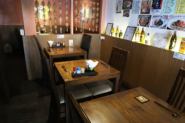 店内の落ち着いたテーブル席