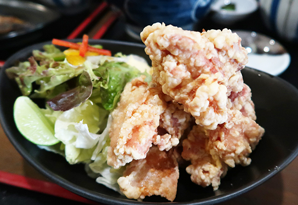 自慢の唐揚げは野菜付きで5つ160バーツで安い!
